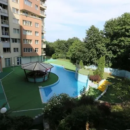 Apartment Cosy With Pool Near Beach